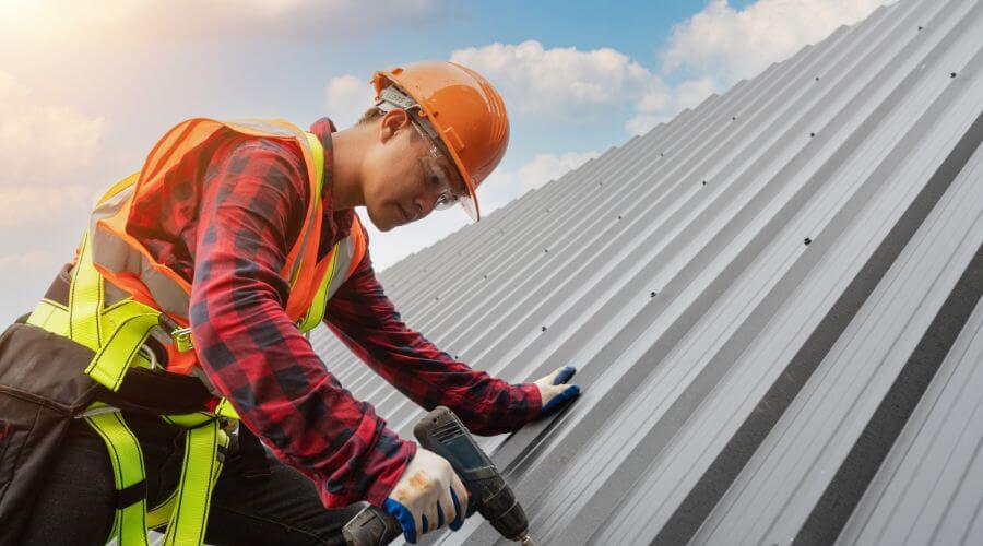 Professional gutter cleaning in East Rochester, OH